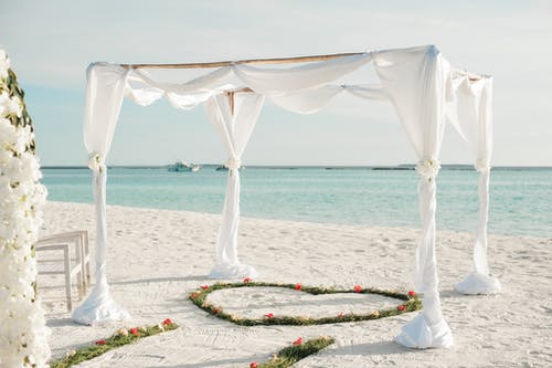 白色织物天幕帐篷与海滩绿色心形地板装饰 · 免费素材图片