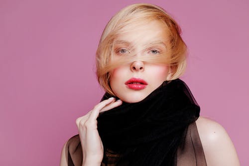 穿黑色围巾的女人的照片 · 免费素材图片