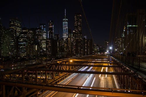 夜间在桥上行驶的车辆的延时摄影 · 免费素材图片