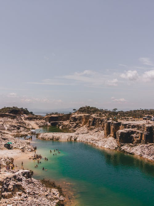 峡湾的岩石海岸，碧绿的水，在阳光灿烂的日子 · 免费素材图片