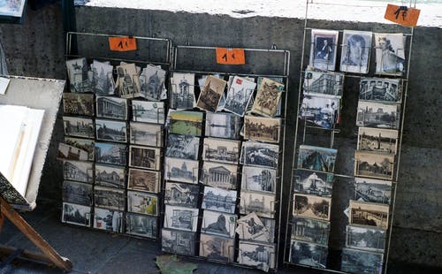 货架上的各种照片卡 · 免费素材图片