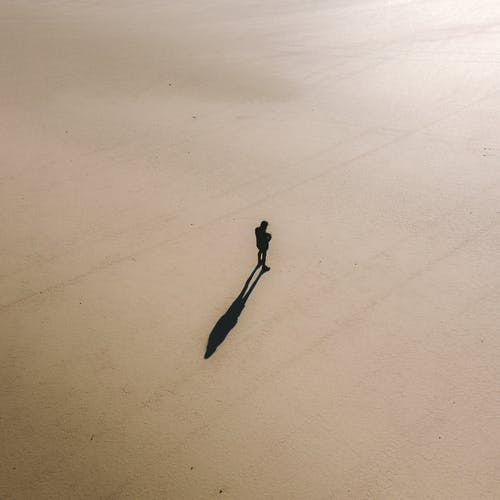 人站在沙地上的剪影 · 免费素材图片
