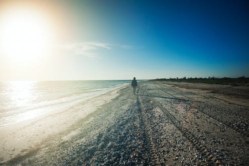 在海边散步的人 · 免费素材图片