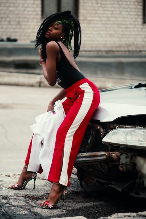 妇女穿黑色露背上衣与红色和白色的裤子 · 免费素材图片