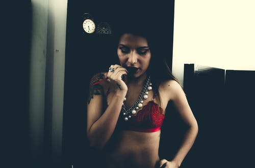 女人穿着红色的火盆 · 免费素材图片