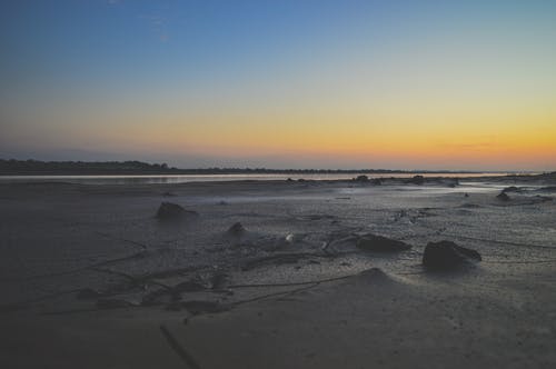 夕阳下的海边 · 免费素材图片