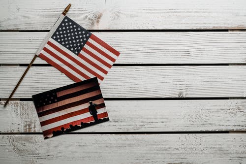白木墙上的美国国旗 · 免费素材图片