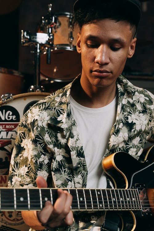 有关人, 吉他手, 垂直拍摄的免费素材图片