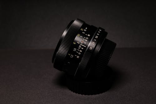 黑色纺织上的黑色相机镜头 · 免费素材图片