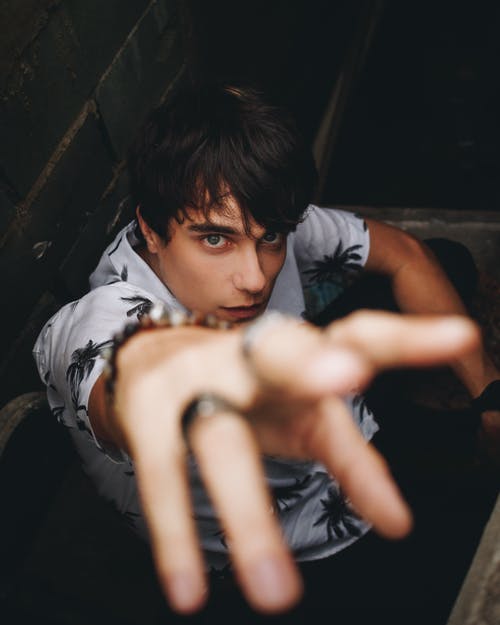 男子举起右臂 · 免费素材图片