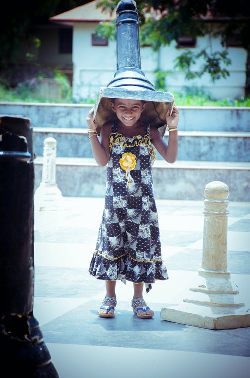 携带国际象棋的女孩的照片 · 免费素材图片