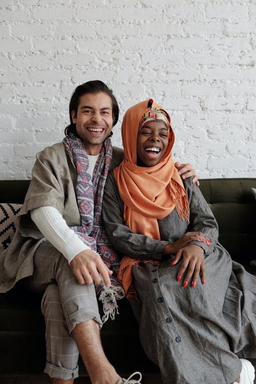 穆斯林夫妇笑的肖像 · 免费素材图片