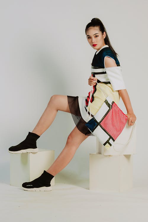 黑色，白色和米色露肩礼服的女人 · 免费素材图片