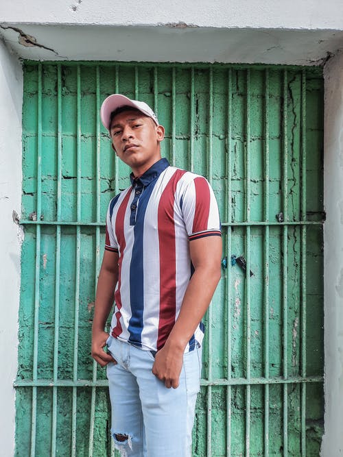 有关人, 垂直拍摄, 条纹衬衫的免费素材图片