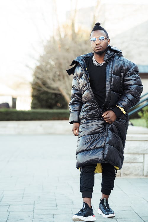 男子身穿黑色羽绒服 · 免费素材图片