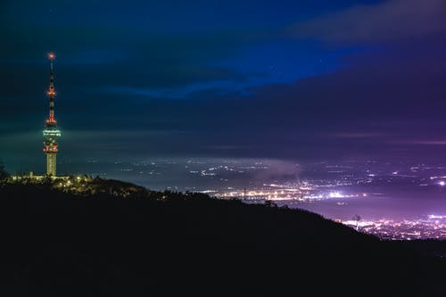 夜间建筑物的天线 · 免费素材图片