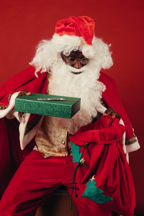 拿着绿色圣诞节礼物的圣诞老人 · 免费素材图片