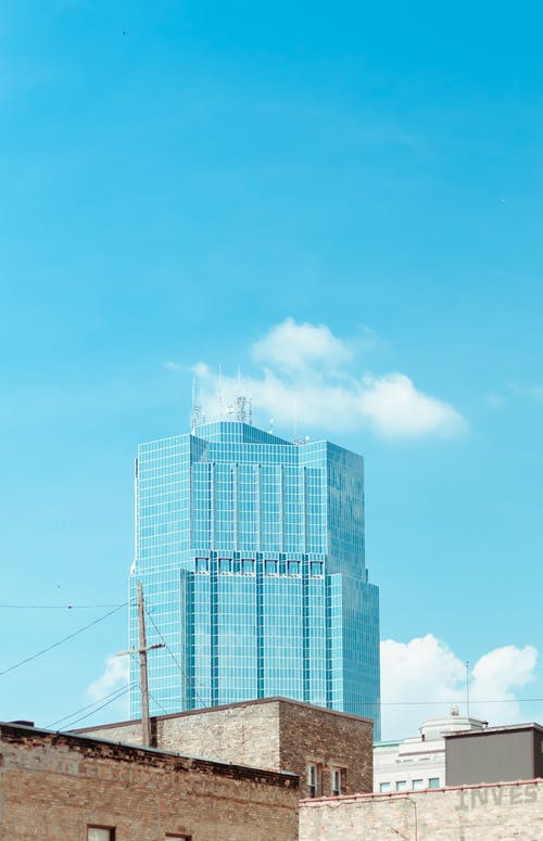 蓝天下的蓝色高层建筑 · 免费素材图片