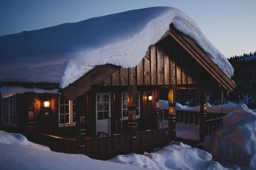 下雪时的棕色木房子 · 免费素材图片