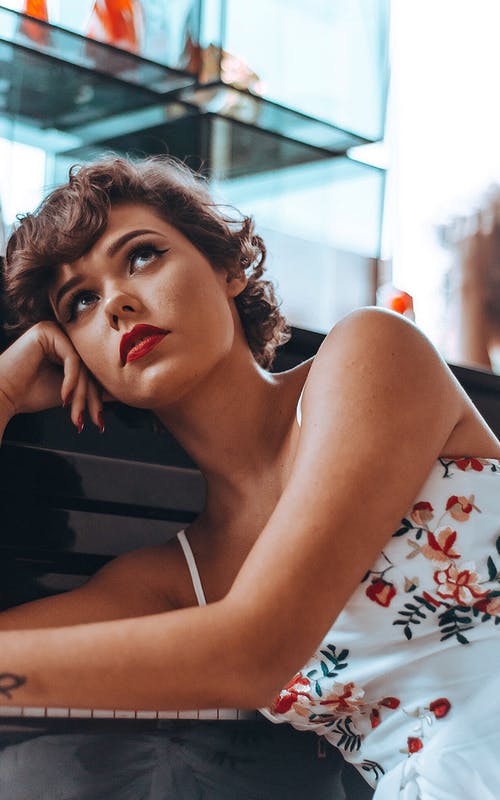 倚在立式钢琴上的女人 · 免费素材图片