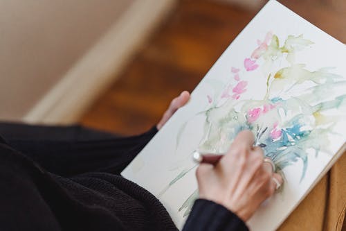 拿着白色打印机纸的人 · 免费素材图片