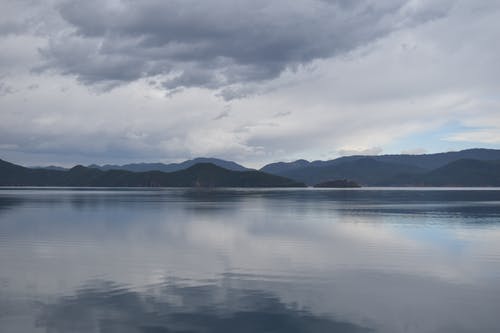 水体附近山脉的摄影 · 免费素材图片