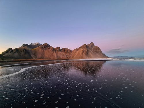 落基山脉和波浪湖上方的落日的天空 · 免费素材图片