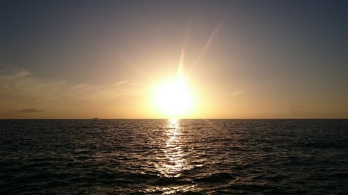 水体日出 · 免费素材图片