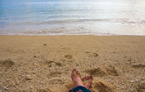 坐在海边的人 · 免费素材图片