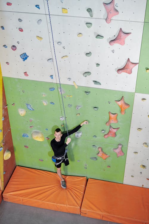 男人做爬墙 · 免费素材图片