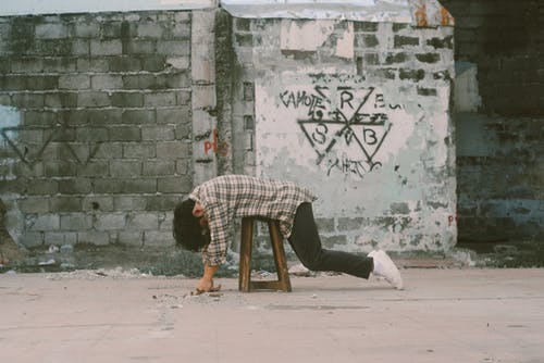 男子躺在壁附近的凳子上 · 免费素材图片