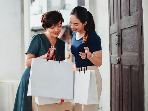 亚洲女友街上的购物袋 · 免费素材图片