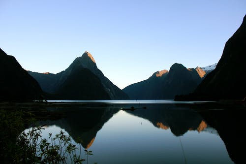 晴朗的天空下山的风景 · 免费素材图片