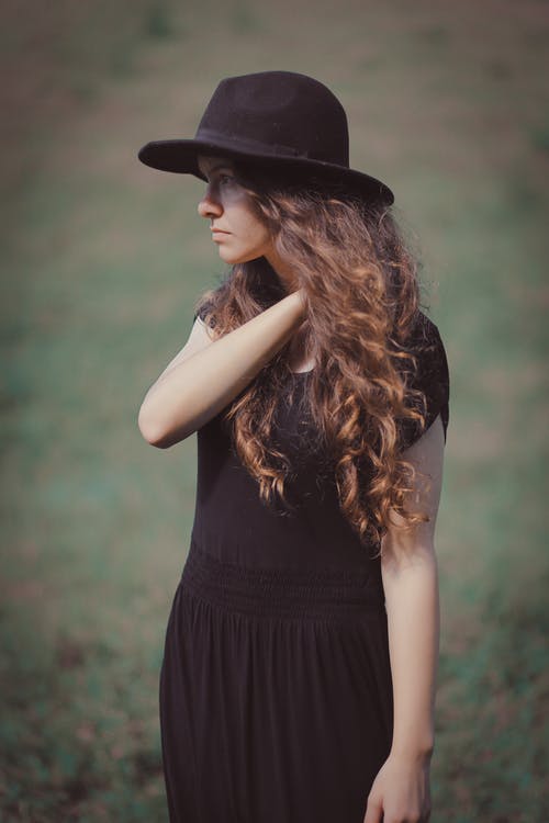 女人穿着黑色短袖连衣裙和黑色遮阳帽 · 免费素材图片