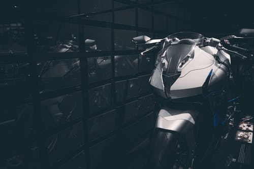 银色和黑色运动自行车的浅焦点摄影 · 免费素材图片