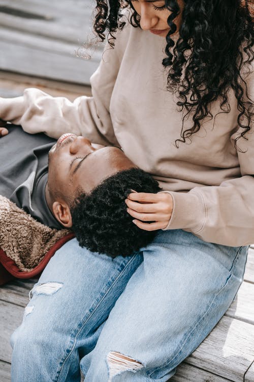 躺在地板上的棕色毛衣的男人 · 免费素材图片