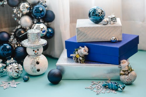 凯蒂猫和雪人饰品的蓝色和白色礼品盒 · 免费素材图片