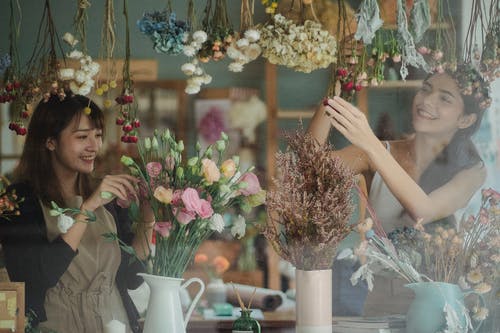 性格开朗的多样花店装饰花卉商店橱窗 · 免费素材图片