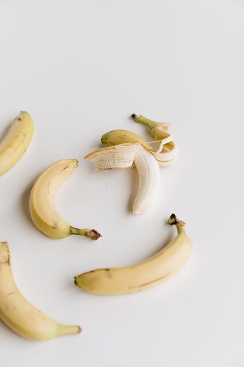 白色表面上的成熟香蕉 · 免费素材图片