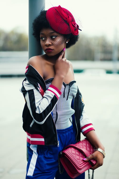 女人靠在灰色的职位 · 免费素材图片