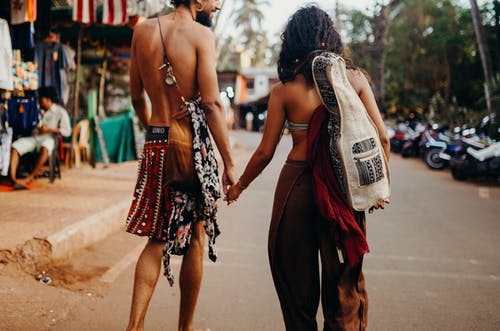 情侣牵手散步的照片 · 免费素材图片