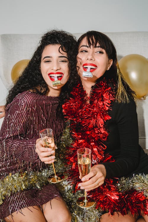 黑色长袖衬衫的女人旁边黑色长袖衬衫的女人 · 免费素材图片