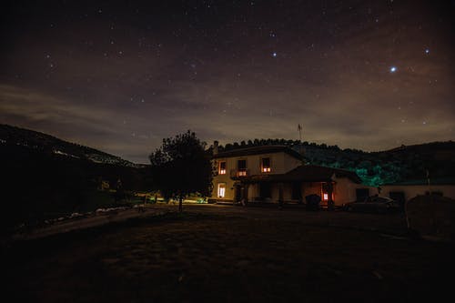 夜间有光的房子 · 免费素材图片