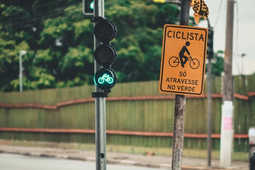 在绿灯红绿灯附近的自行车标志 · 免费素材图片