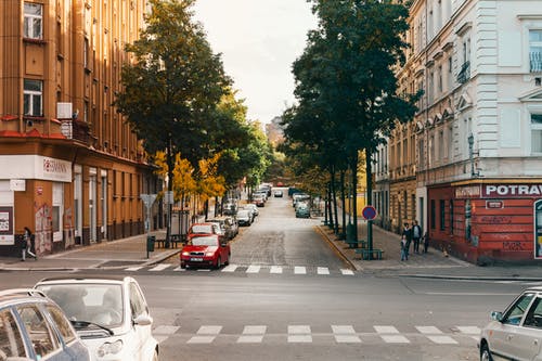 建筑物之间的巷道交叉照片 · 免费素材图片