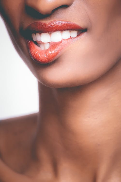 咬自己的红唇的人的照片 · 免费素材图片