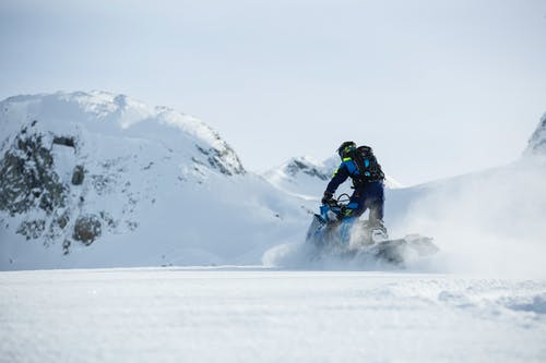 冬季骑雪地摩托的人 · 免费素材图片