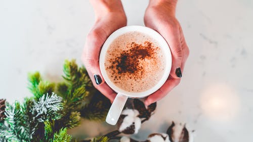 拿着杯子的人 · 免费素材图片