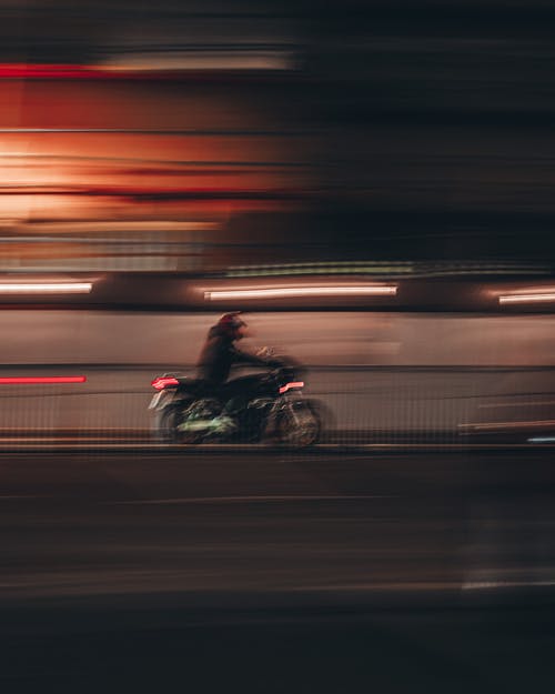 夜间在道路上骑摩托车的人 · 免费素材图片