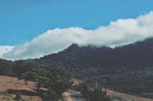 白云附近的绿山 · 免费素材图片